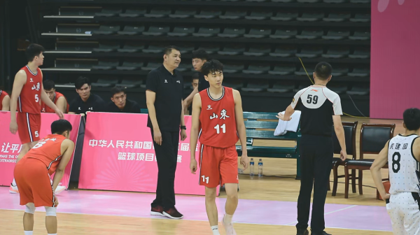 成都赚配网 真惨！山东狂输20分，巩晓彬无奈苦笑，国青核心9中1，叶润峰31+9