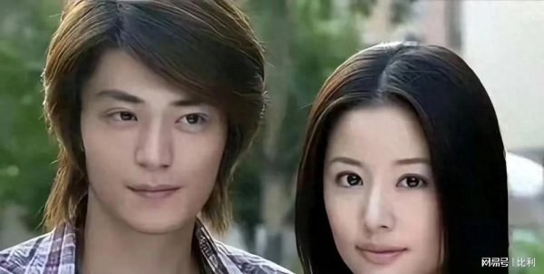 鼎冠配资 45岁霍建华饭店被偶遇，他喝酒上脸，为人接地气，还请粉丝喝啤酒