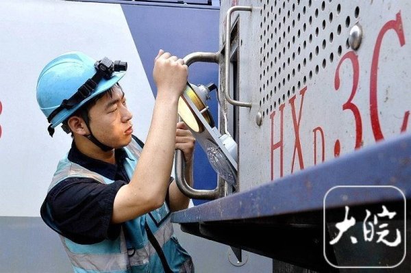 配操盘 高温下的劳动者| 24岁班组长不惧苦累修火车 汗水“点亮”机车“眼睛”